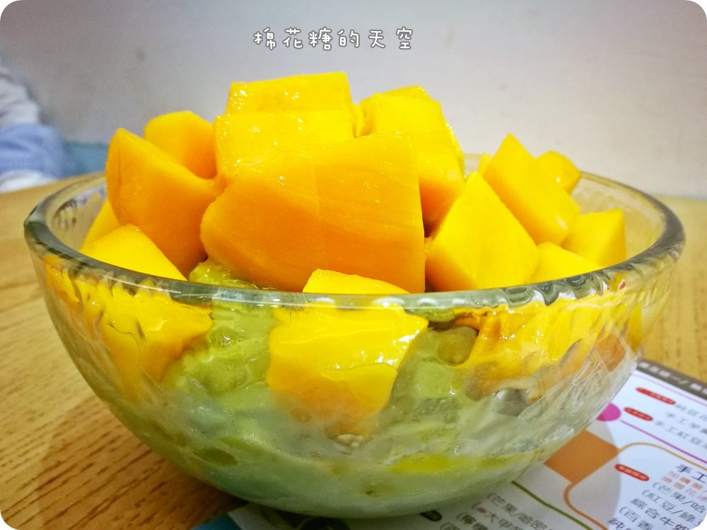 台中芒果冰‖美村路上蒝紅綵芒果冰上市啦！黃澄澄的愛文芒果超好吃，傳統挫冰也美味唷！