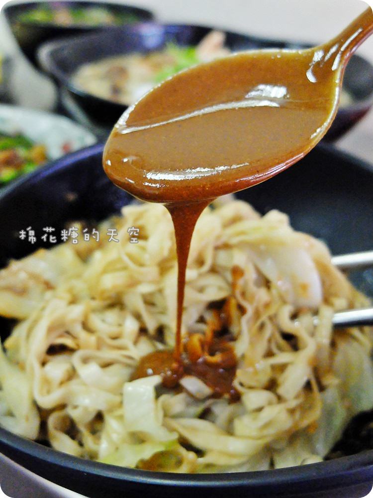 台中必吃‖第二市場排隊麻醬麵來北屯啦!一麵三吃外加米腸菜頭粿三合一～