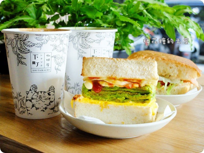 《台中美食》IG超夯日式小店-下町咖啡屋，店裡店外都好拍！快來一份好吃厚厚玉子燒三明治搭一杯貓兒伸懶腰！萌萌的～