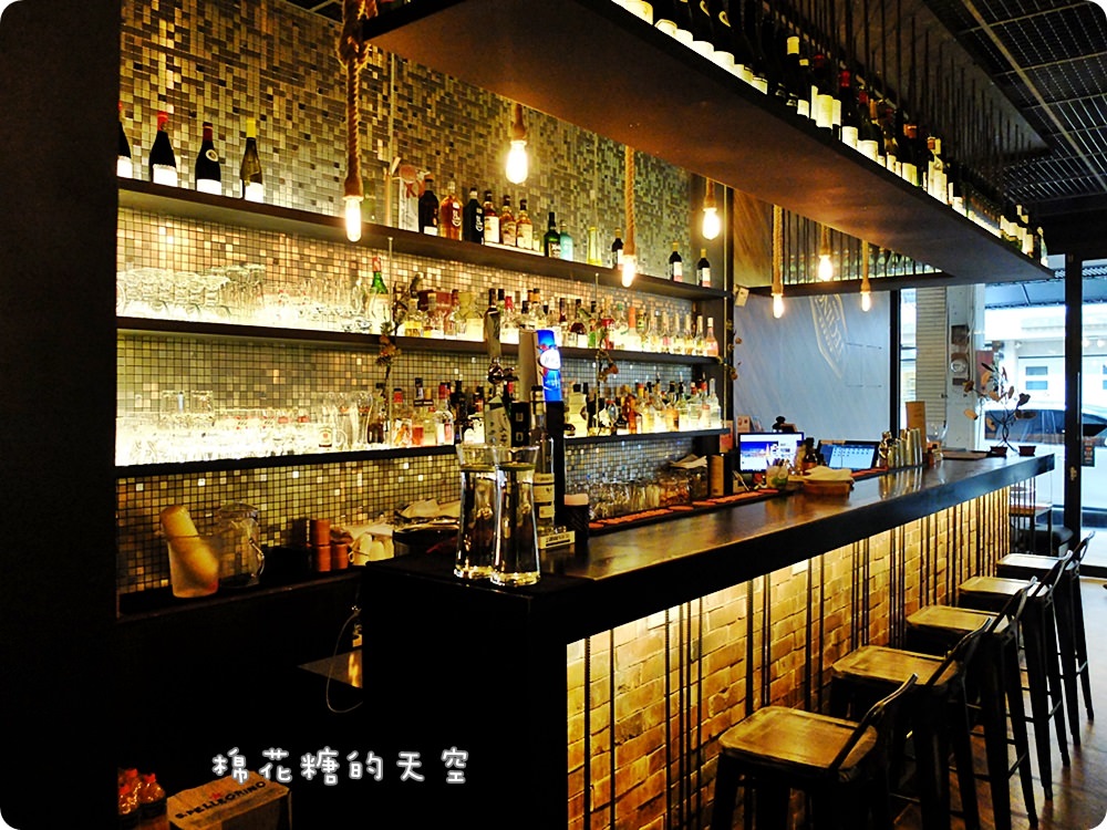台中餐酒館‖鐵克諾餐酒館慵懶氣氛大爆表!九點一到變身英式工業風酒吧~
