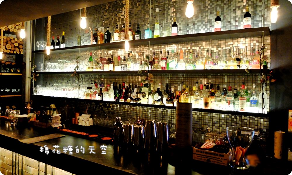 台中餐酒館‖鐵克諾餐酒館慵懶氣氛大爆表!九點一到變身英式工業風酒吧~