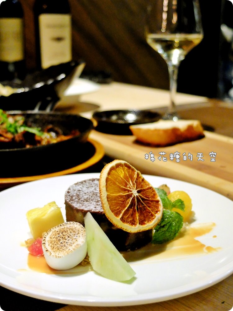台中餐酒館‖鐵克諾餐酒館慵懶氣氛大爆表!九點一到變身英式工業風酒吧~