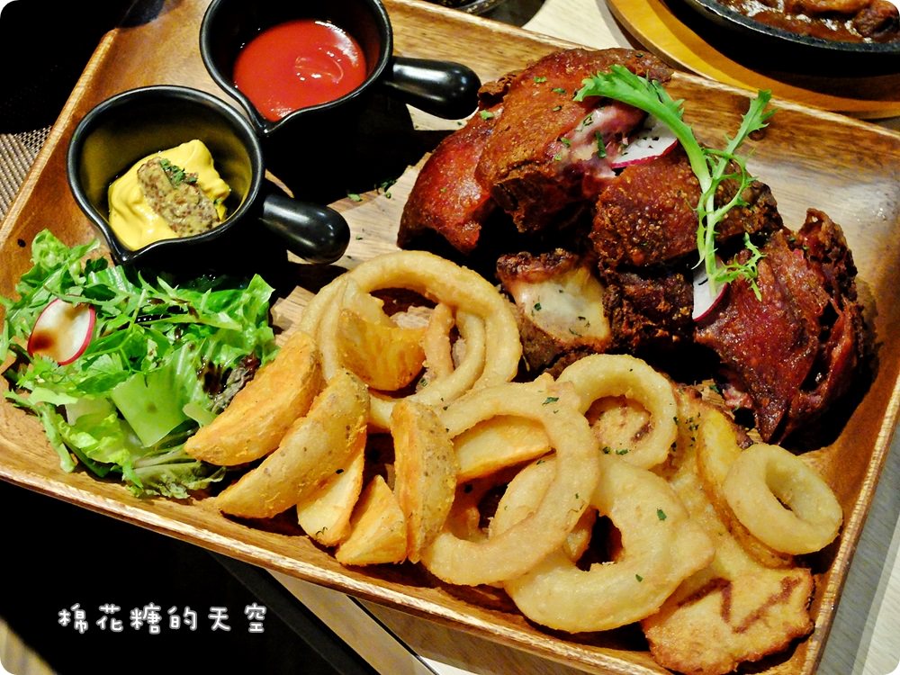 台中餐酒館‖鐵克諾餐酒館慵懶氣氛大爆表!九點一到變身英式工業風酒吧~