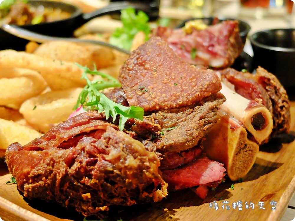 台中餐酒館‖鐵克諾餐酒館慵懶氣氛大爆表!九點一到變身英式工業風酒吧~