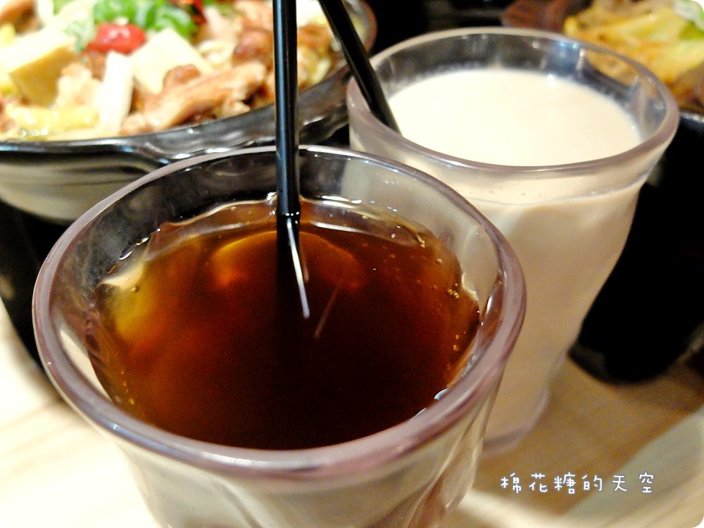 台中逢甲‖那個鍋裡一個人吃麻辣鍋也沒問題！外面吃不到的狂野泡椒鍋～酸酸辣辣直沖腦門！