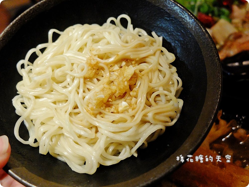 台中逢甲‖那個鍋裡一個人吃麻辣鍋也沒問題！外面吃不到的狂野泡椒鍋～酸酸辣辣直沖腦門！