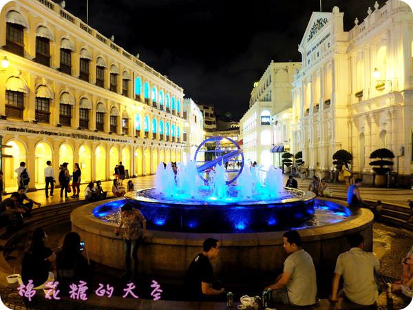 澳門旅遊‖入夜澳門更迷人，議事前庭噴水池與大三巴牌樓籠罩迷人金黃