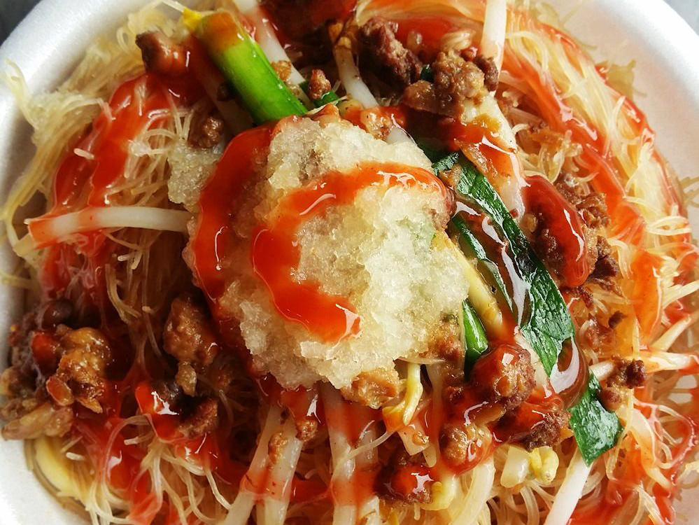 《台中美食》台中早餐吃什麼？當然是炒麵加甜辣醬！櫻花市場老攤吃好味～不加蒜泥少一味唷！