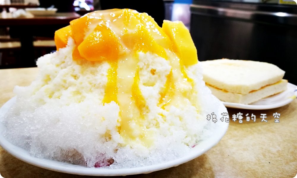 龍川冰果室芒果冰上市囉！外加一份手工果醬吐司好好味，近台中日新戲院