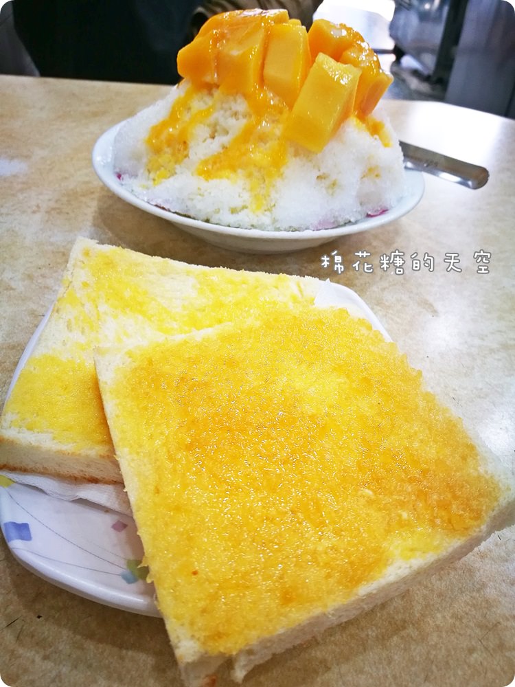 龍川冰果室芒果冰上市囉！外加一份手工果醬吐司好好味，近台中日新戲院