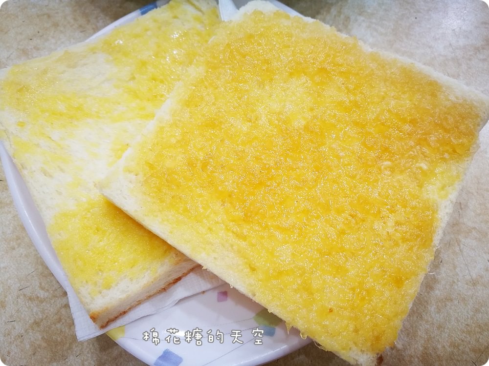 龍川冰果室芒果冰上市囉！外加一份手工果醬吐司好好味，近台中日新戲院