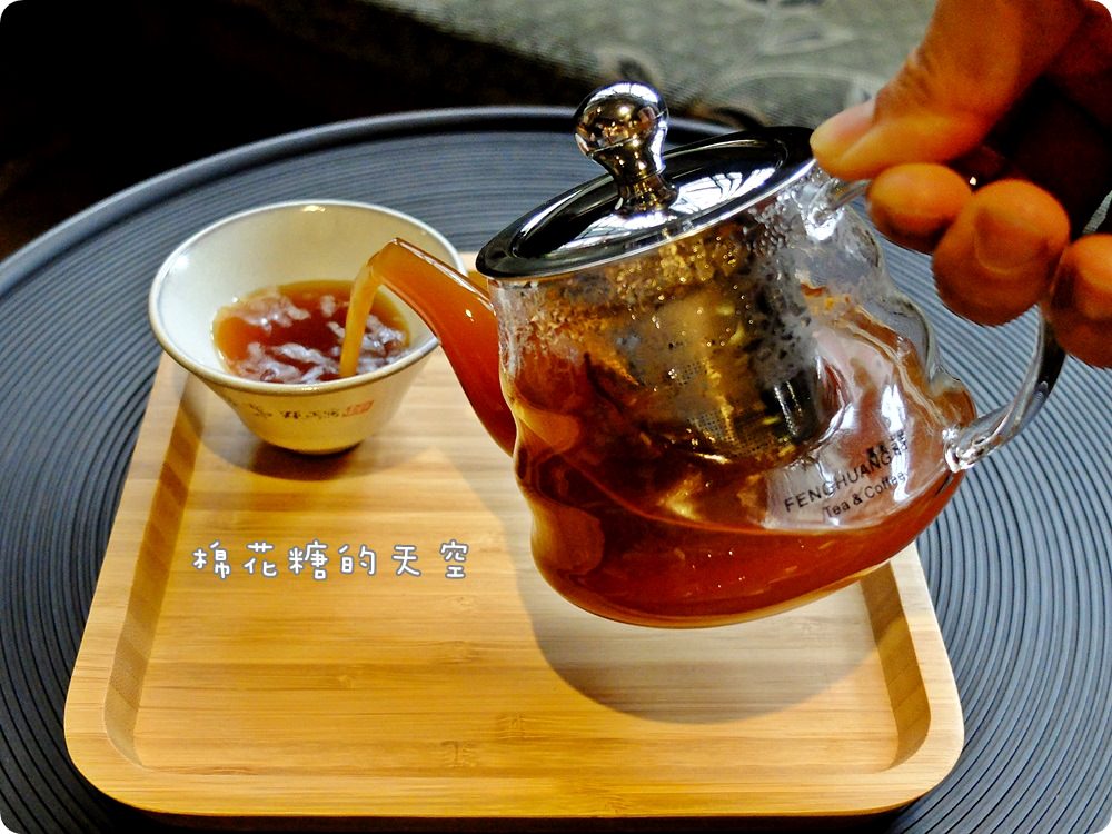 上海風咖啡廳在大里，亨利貞外帶好咖啡比小七還平價！