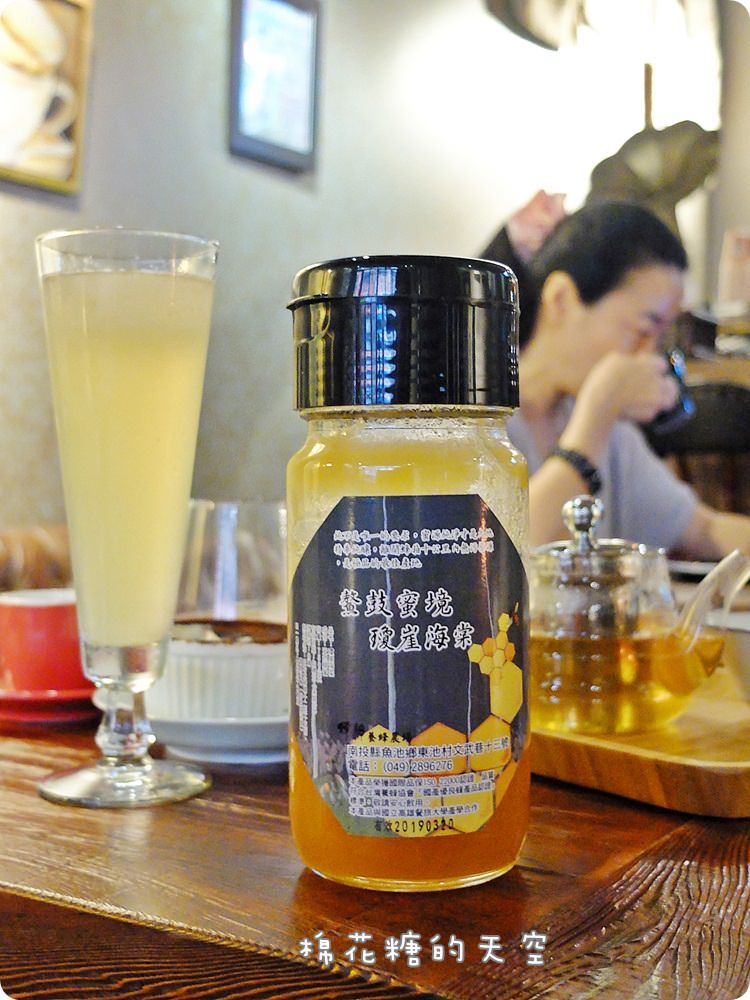 上海風咖啡廳在大里，亨利貞外帶好咖啡比小七還平價！