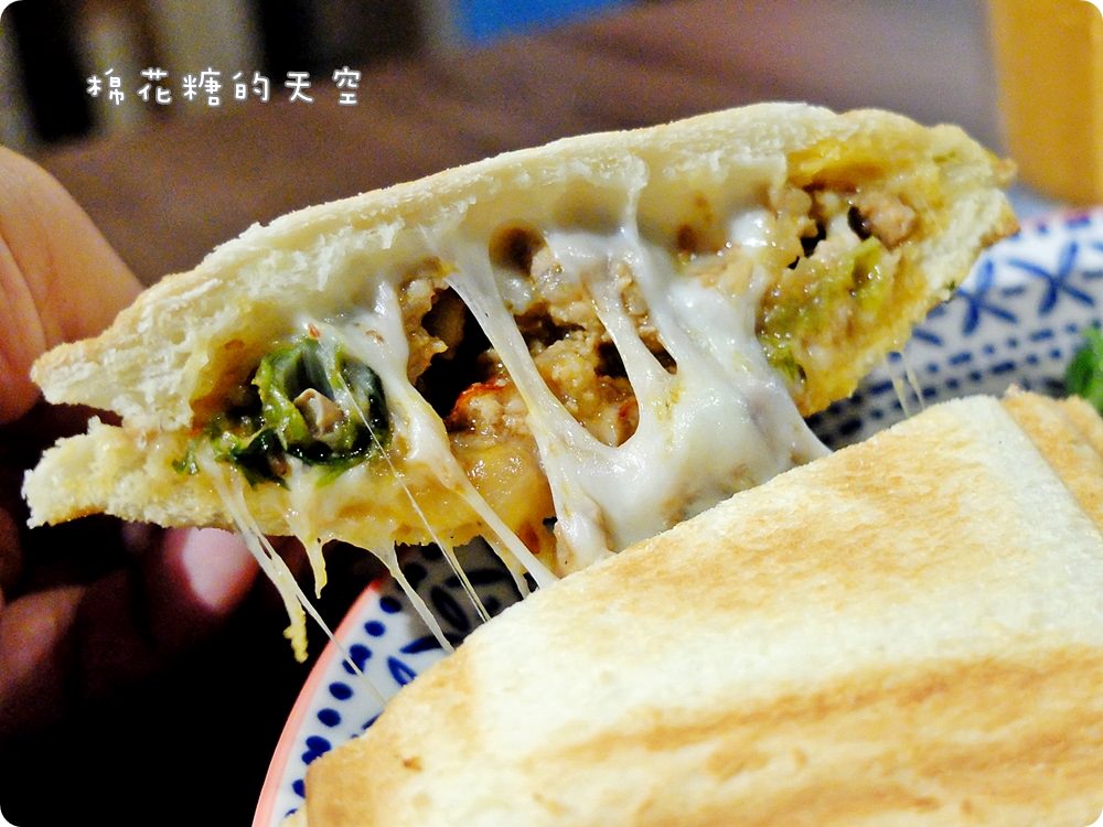 一中街巷弄早午餐-壹柒手作早午餐超大魚排漢堡一手握不住，泰式奶茶必點！