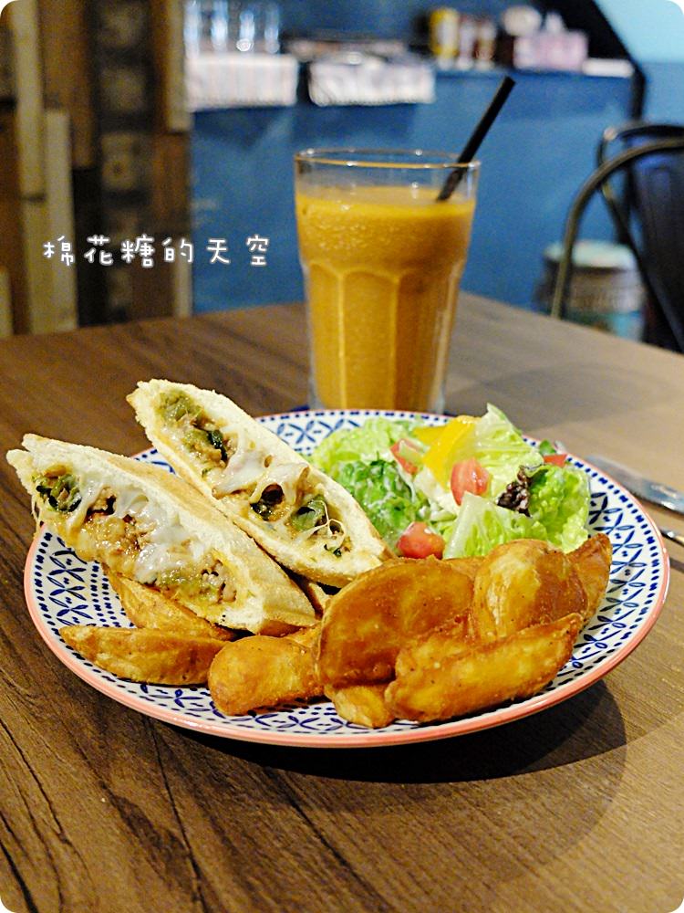 一中街巷弄早午餐-壹柒手作早午餐超大魚排漢堡一手握不住，泰式奶茶必點！
