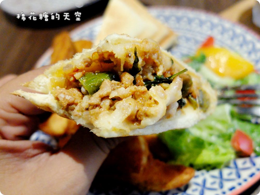 一中街巷弄早午餐-壹柒手作早午餐超大魚排漢堡一手握不住，泰式奶茶必點！