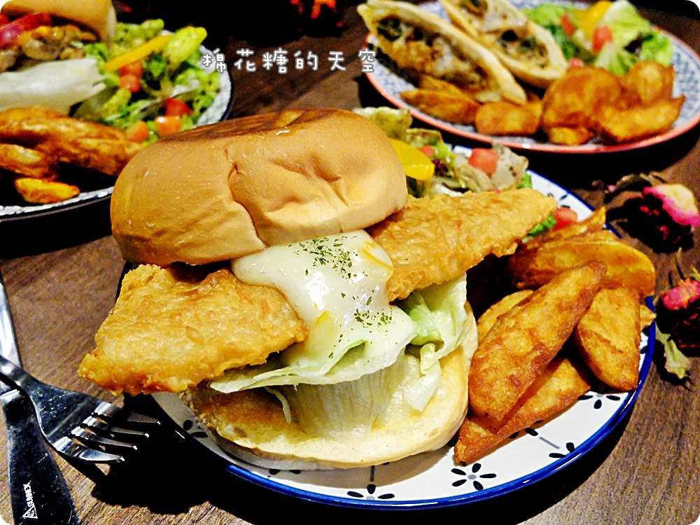 一中街巷弄早午餐-壹柒手作早午餐超大魚排漢堡一手握不住，泰式奶茶必點！