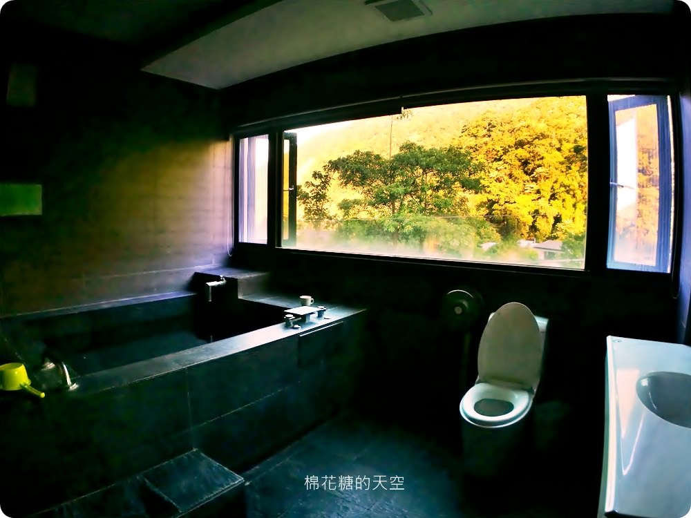 南投埔里香亭溫泉渡假湯屋環繞山林裡的秘密基地，走路就可以到觀音瀑布喔！