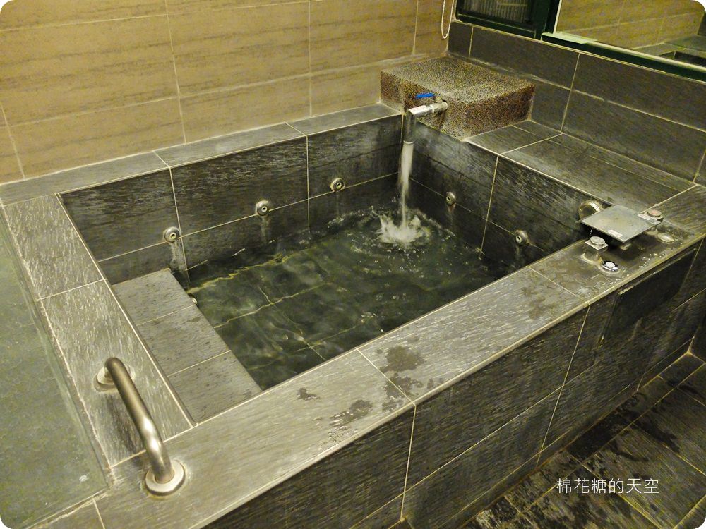 南投埔里香亭溫泉渡假湯屋環繞山林裡的秘密基地，走路就可以到觀音瀑布喔！