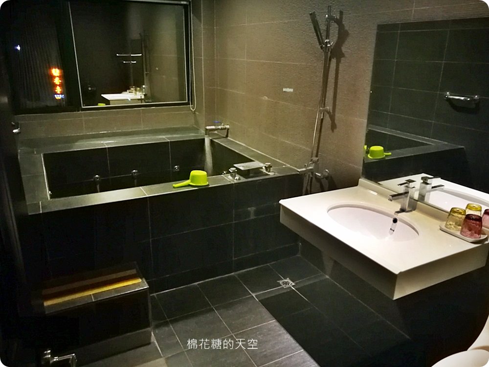 南投埔里香亭溫泉渡假湯屋環繞山林裡的秘密基地，走路就可以到觀音瀑布喔！