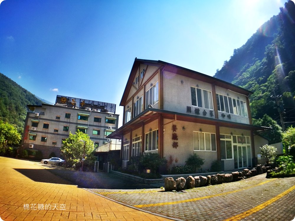 南投埔里香亭溫泉渡假湯屋環繞山林裡的秘密基地，走路就可以到觀音瀑布喔！