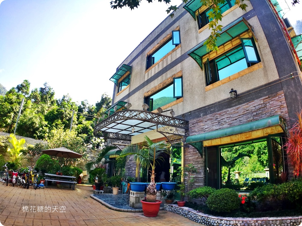 南投埔里香亭溫泉渡假湯屋環繞山林裡的秘密基地，走路就可以到觀音瀑布喔！