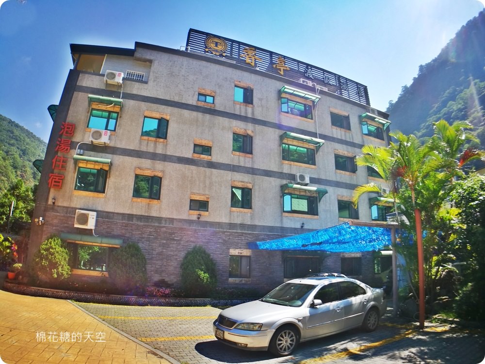 南投埔里香亭溫泉渡假湯屋環繞山林裡的秘密基地，走路就可以到觀音瀑布喔！