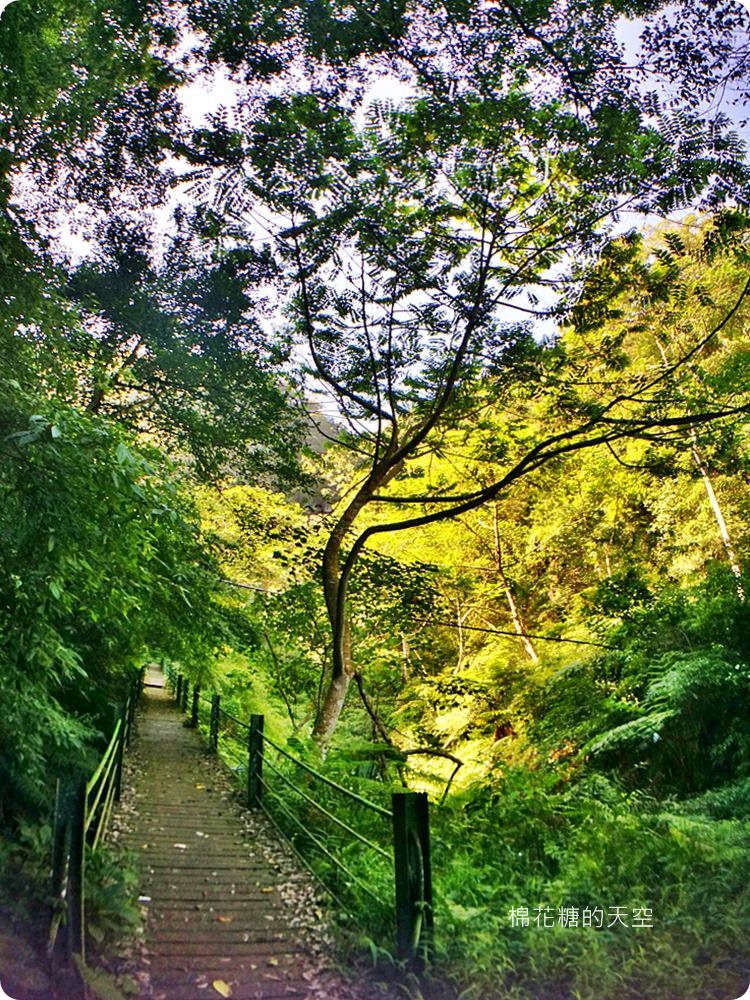 南投埔里香亭溫泉渡假湯屋環繞山林裡的秘密基地，走路就可以到觀音瀑布喔！