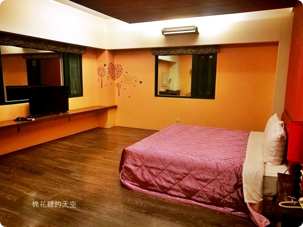 南投埔里香亭溫泉渡假湯屋環繞山林裡的秘密基地，走路就可以到觀音瀑布喔！