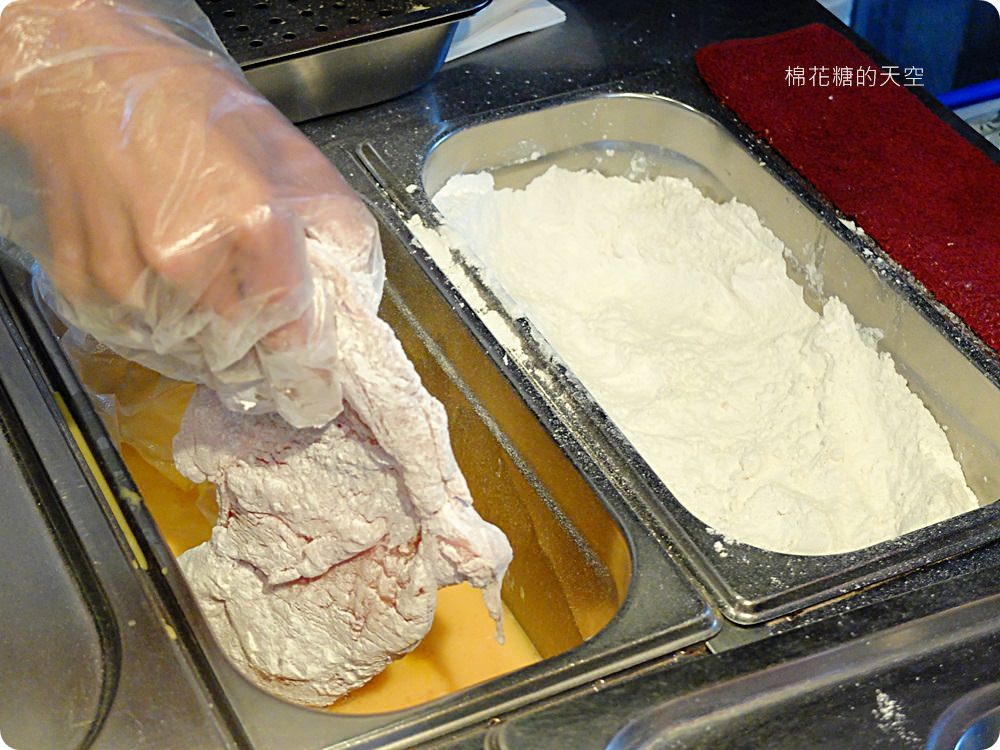 台中龍富夜市內藏高檔日式炸物,不二魂日式雞排外酥內多汁、超厚超飽口! 台中龍富夜市內藏高檔日式炸物,不二魂日式雞排外酥內多汁、超厚超飽口!