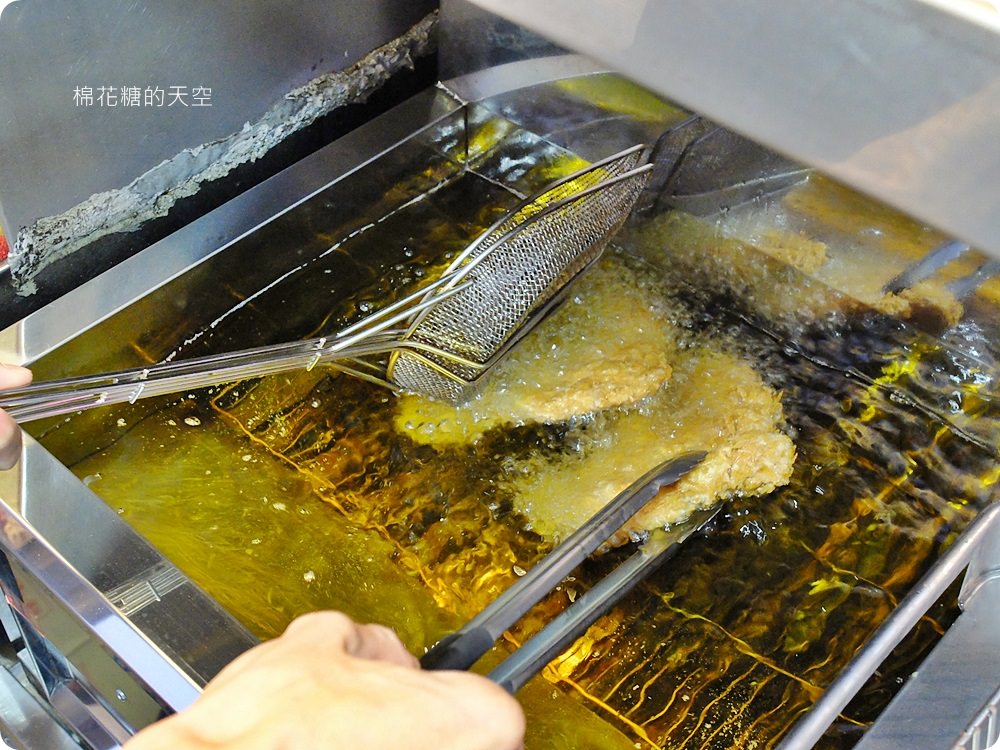 台中龍富夜市內藏高檔日式炸物,不二魂日式雞排外酥內多汁、超厚超飽口! 台中龍富夜市內藏高檔日式炸物,不二魂日式雞排外酥內多汁、超厚超飽口!
