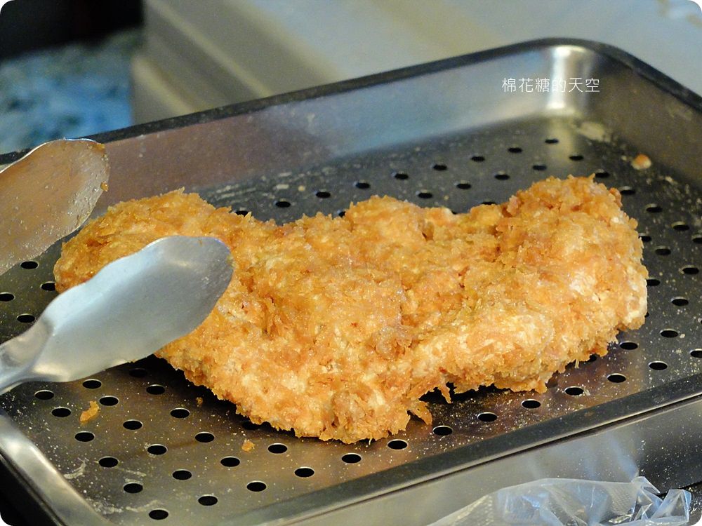 台中龍富夜市內藏高檔日式炸物,不二魂日式雞排外酥內多汁、超厚超飽口! 台中龍富夜市內藏高檔日式炸物,不二魂日式雞排外酥內多汁、超厚超飽口!