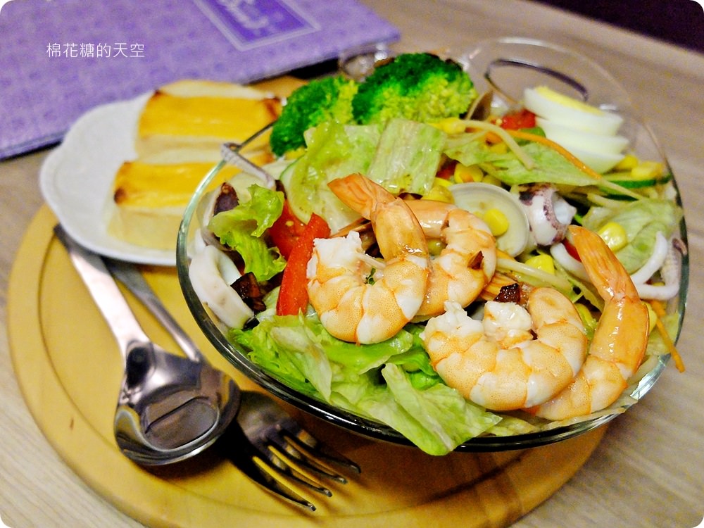 超澎湃下午茶鬆餅滿滿一盤生菜太驚人！台中大里35 cafe給料不手軟