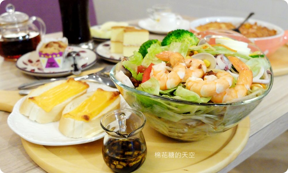 超澎湃下午茶鬆餅滿滿一盤生菜太驚人！台中大里35 cafe給料不手軟