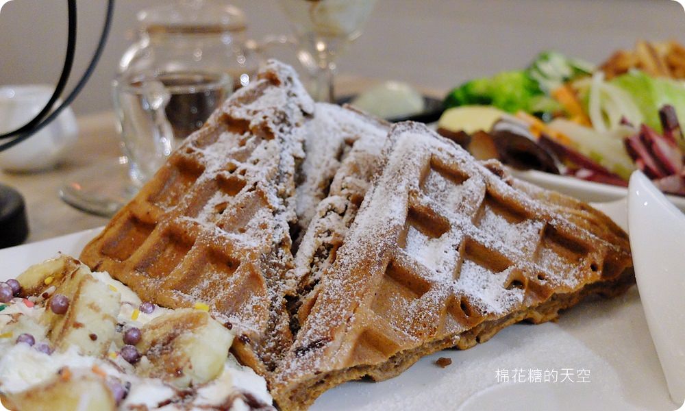超澎湃下午茶鬆餅滿滿一盤生菜太驚人！台中大里35 cafe給料不手軟