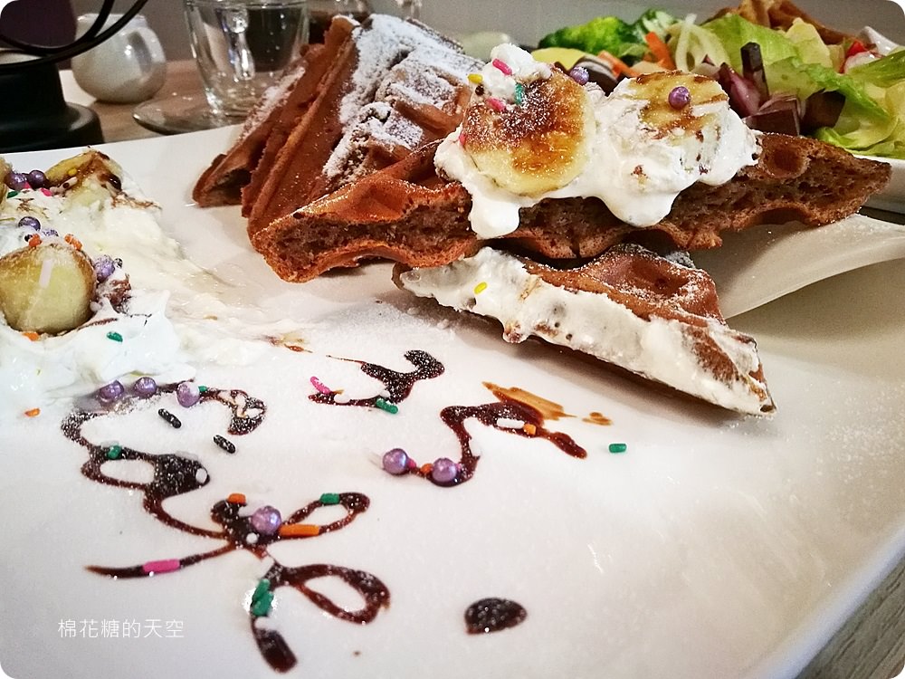 超澎湃下午茶鬆餅滿滿一盤生菜太驚人！台中大里35 cafe給料不手軟