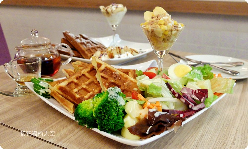 超澎湃下午茶鬆餅滿滿一盤生菜太驚人！台中大里35 cafe給料不手軟