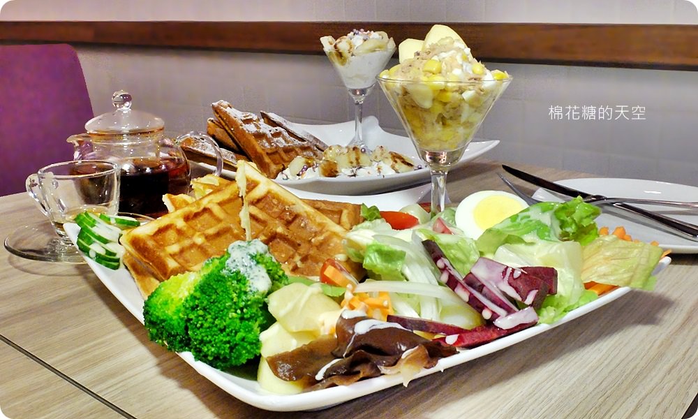 超澎湃下午茶鬆餅滿滿一盤生菜太驚人！台中大里35 cafe給料不手軟