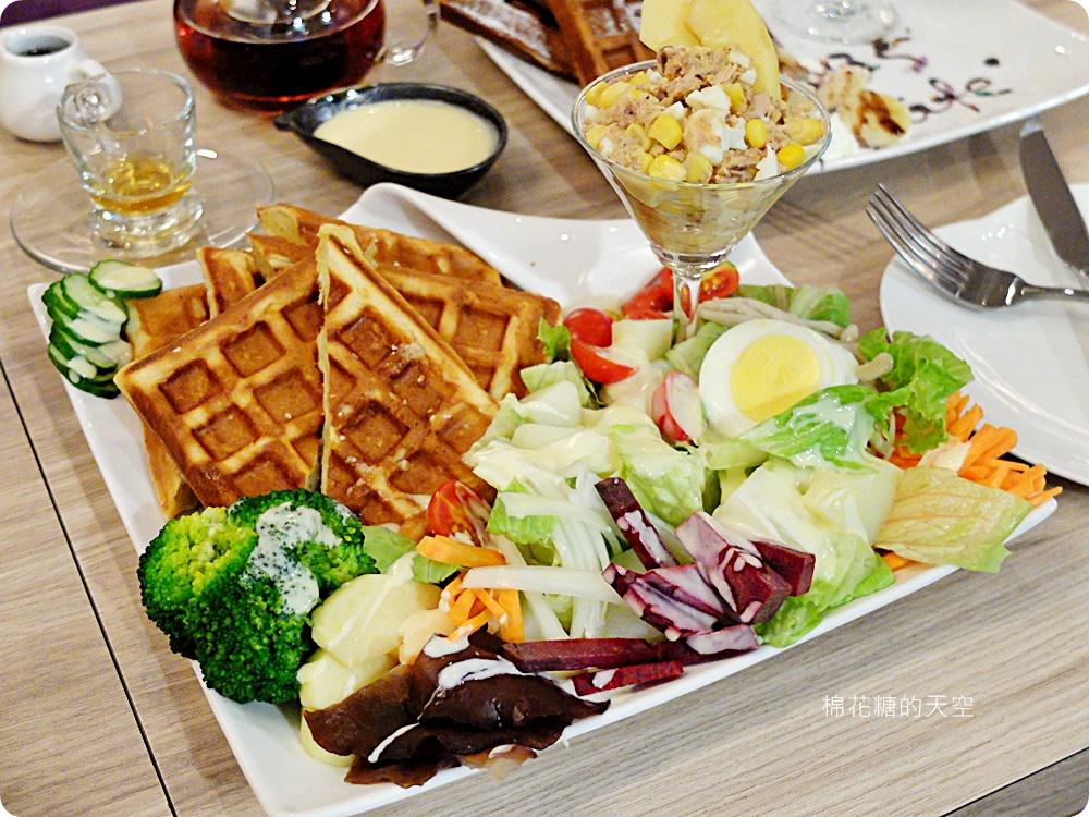 超澎湃下午茶鬆餅滿滿一盤生菜太驚人！台中大里35 cafe給料不手軟