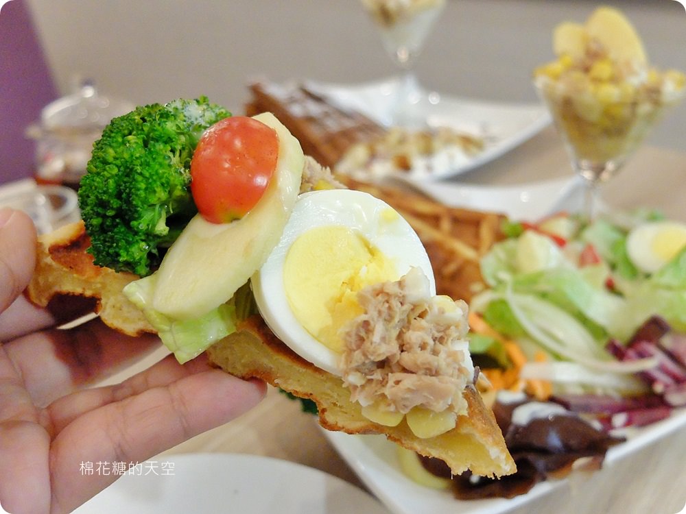 超澎湃下午茶鬆餅滿滿一盤生菜太驚人！台中大里35 cafe給料不手軟