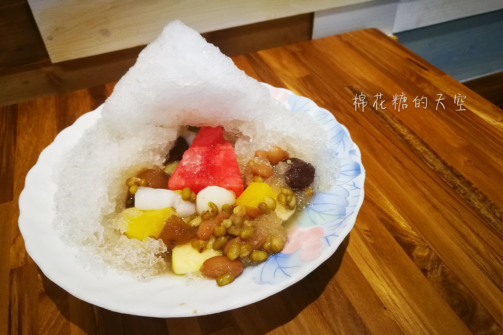 健行路幸發亭搬新家囉！木條裝潢超文青，來一碗滿滿配料的蜜豆冰吧！