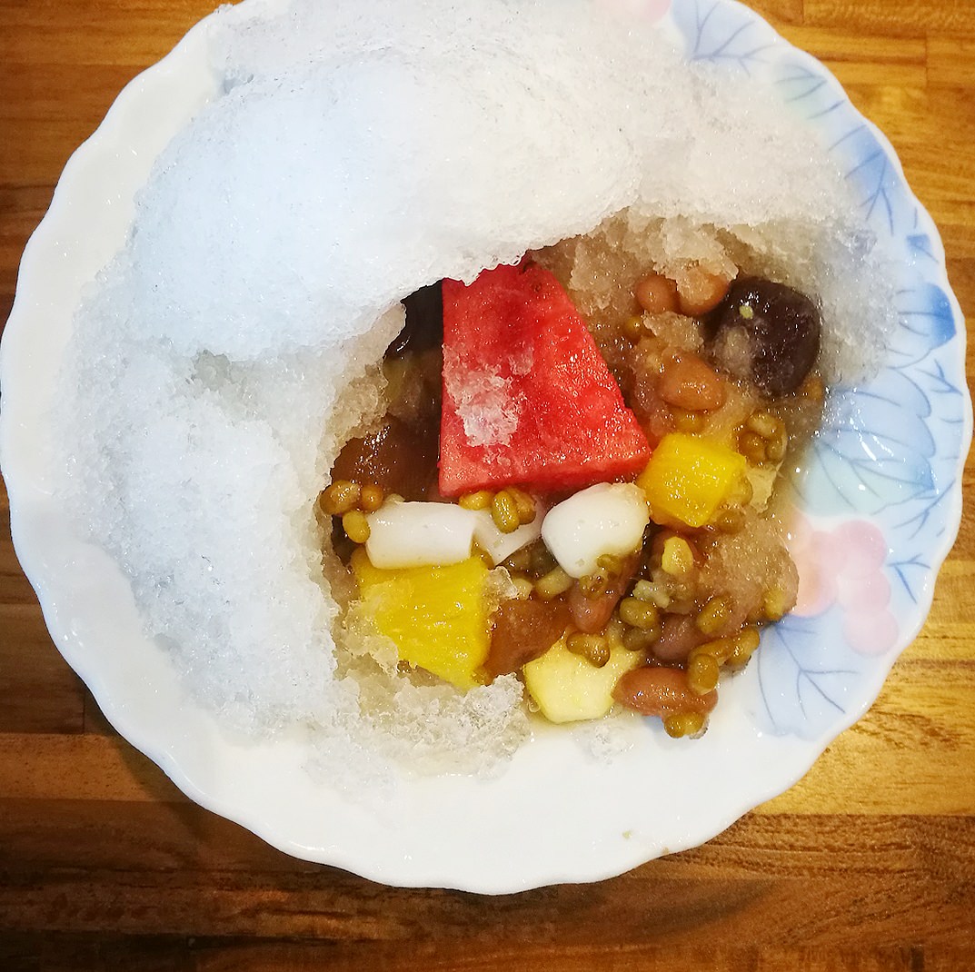 健行路幸發亭搬新家囉！木條裝潢超文青，來一碗滿滿配料的蜜豆冰吧！