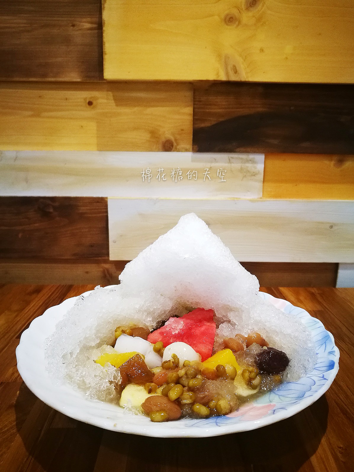健行路幸發亭搬新家囉！木條裝潢超文青，來一碗滿滿配料的蜜豆冰吧！