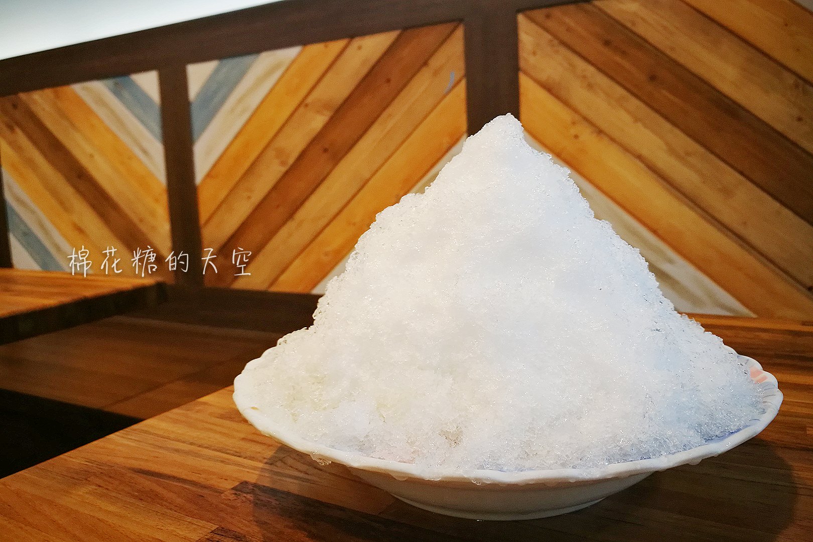 健行路幸發亭搬新家囉！木條裝潢超文青，來一碗滿滿配料的蜜豆冰吧！
