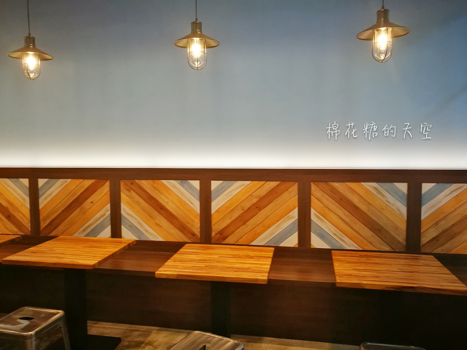 健行路幸發亭搬新家囉！木條裝潢超文青，來一碗滿滿配料的蜜豆冰吧！