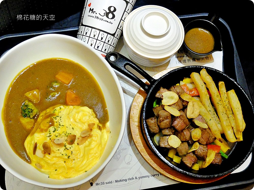 一中美食Mr.38咖哩專賣店新推出海味昆布鍋，超大牡蠣在裡面。