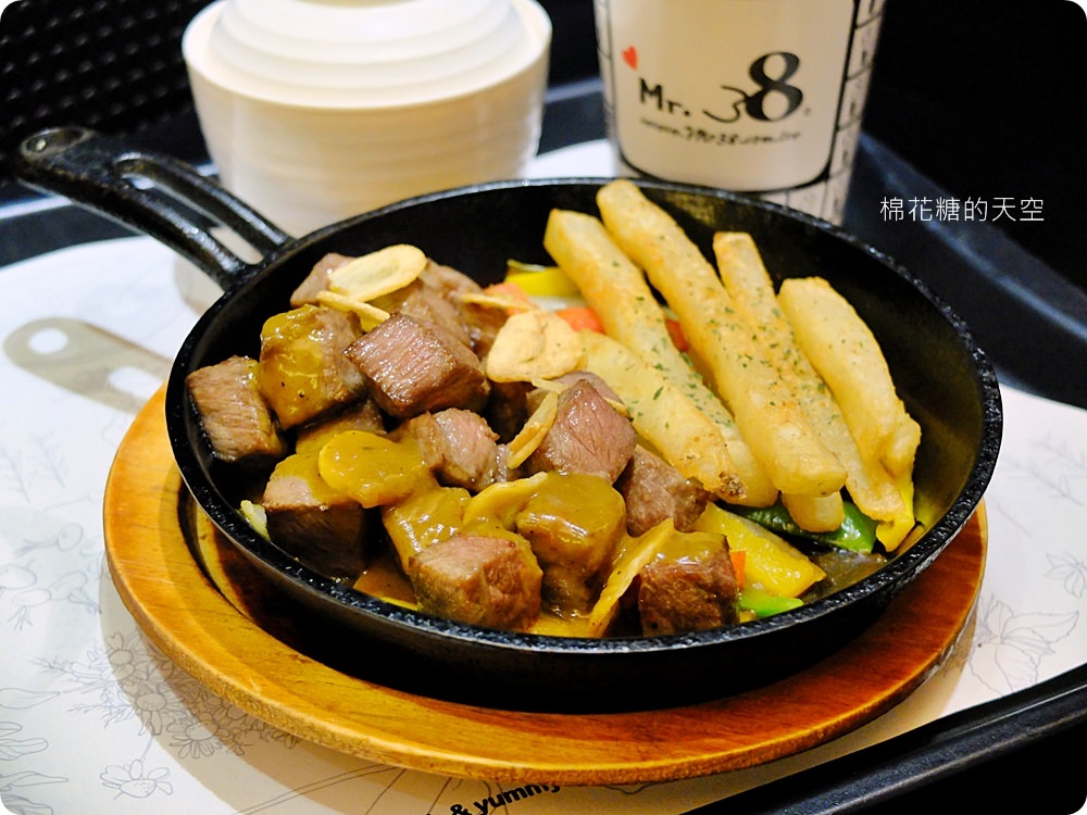 一中美食Mr.38咖哩專賣店新推出海味昆布鍋，超大牡蠣在裡面。