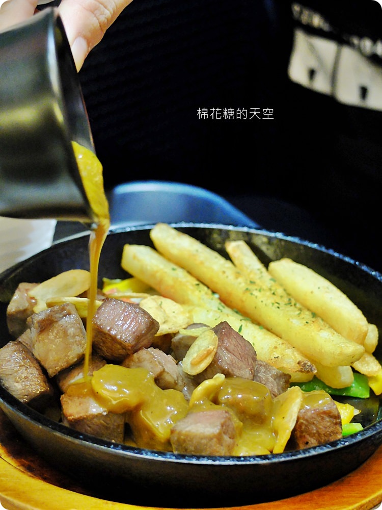 一中美食Mr.38咖哩專賣店新推出海味昆布鍋，超大牡蠣在裡面。