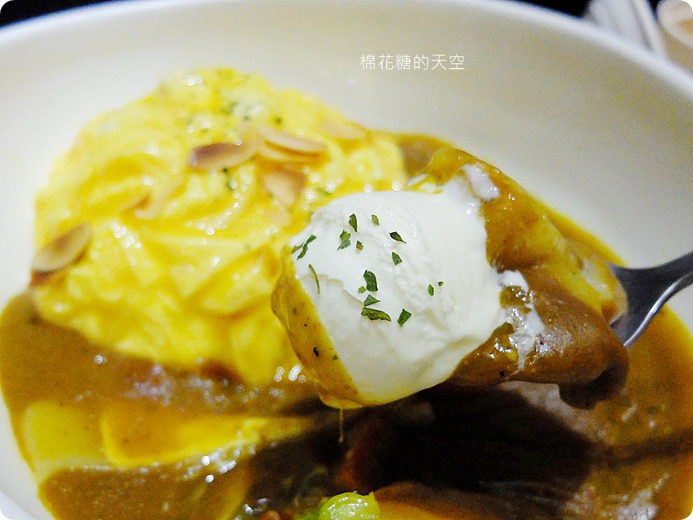 一中美食Mr.38咖哩專賣店新推出海味昆布鍋，超大牡蠣在裡面。