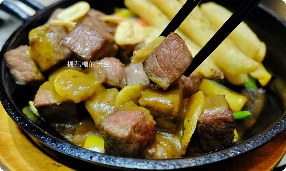 一中美食Mr.38咖哩專賣店新推出海味昆布鍋，超大牡蠣在裡面。